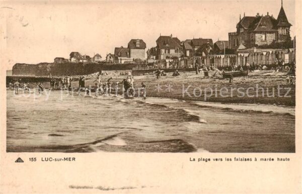 Luc-sur-Mer 14 Calvados La plage vers les falaises a maree haut