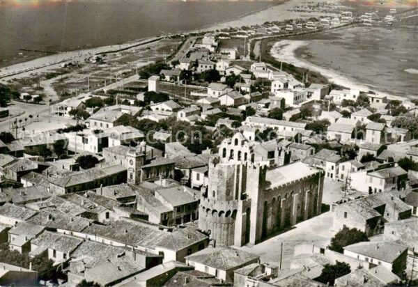 Les Saintes-Maries-de-la-Mer Vue generale aerienne Au primie plan l’