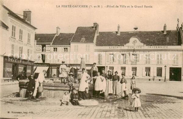 La Ferte-Gaucher 77 Seine-et-Marne Hotel de Ville et le Grand Bassin