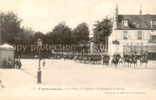 Fontainebleau 77 Seine et Marne Place du Chateau le retour de la revue