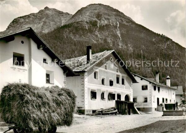 Chamues-ch Dorfpartie mit Piz Mezaun