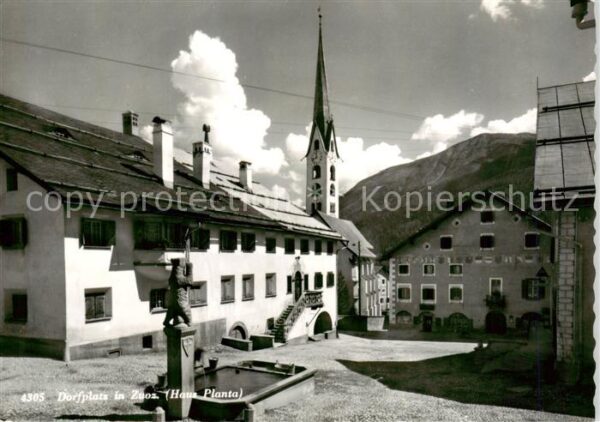 Zuoz GR Dorfplatz Haus Planta Brunnen Kirche