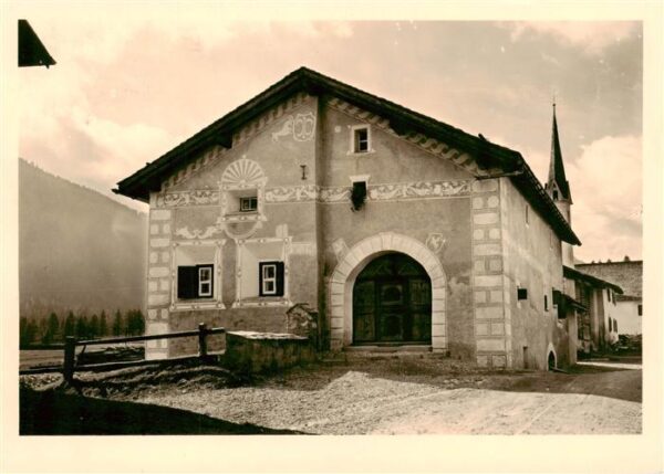 Cinuskel S-chanf GR Dorfpartie an der Kirche