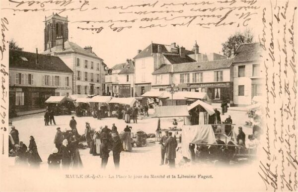 Maule 78 Yvelines La Place le jour du marché et la Librai