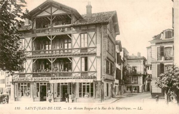 Saint-Jean-de-Luz La Maison Basque et Rue de la Républiqu