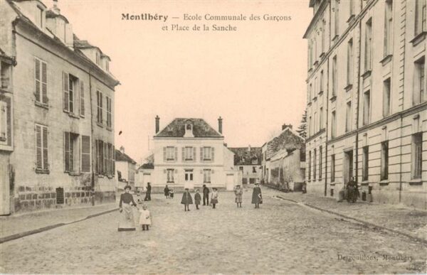Montlhery Ecole Communale des Garcons et Place de