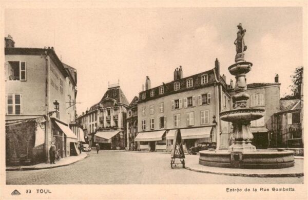 Toul 54 Meurthe-et-Moselle Entrée de la Rue Gambetta Fontaine