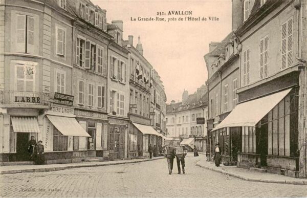 Avallon 89 Yonne La Grande Rue pres de l’Hotel de Ville