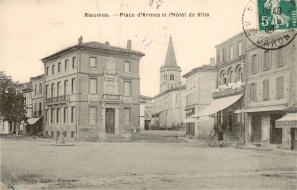 Rieumes 31 Haute-Garonne Place d Armes Hôtel de Ville