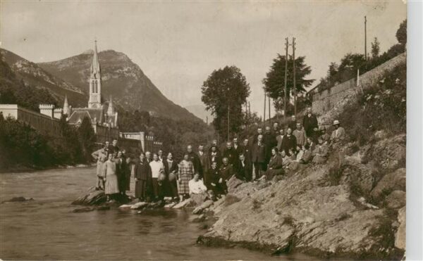 Lourdes 65 Gruppenaufnahme mit Kirche