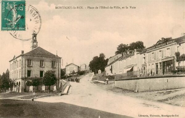 Montigny-le-Roi 52 Haute-Marne Place de l’Hotel de Ville et la Voie