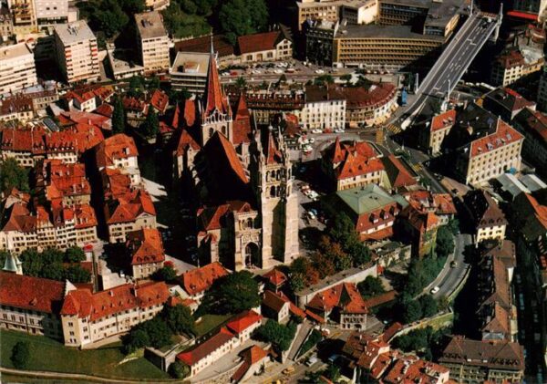 Lausanne VD Vue aerienne de la vieille avec la cath