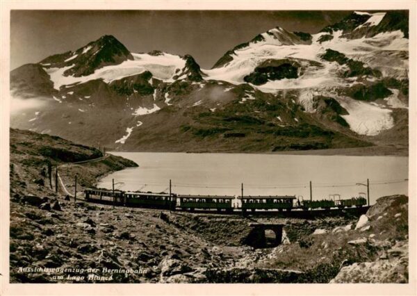 Berninabahn Aussichtswagenzug der Berninabahn am La