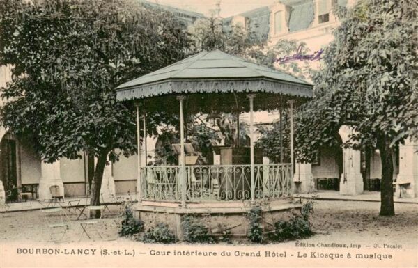 Bourbon-Lancy 71 Saone-et-Loire Cour intérieure du Grand Hôtel Kiosque