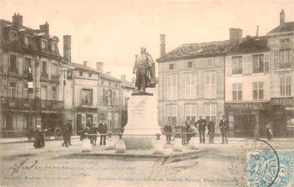 Ligny-en-Barrois 55 Meuse Statue du Général Barrois Place Nationa