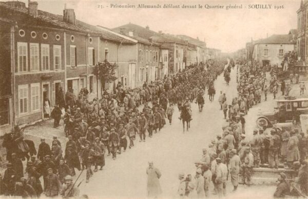 Souilly 55 Meuse Prisonnieres Allemands defilant devant