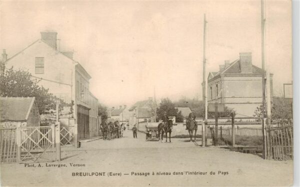 Breuilpont 27 Eure Passage a niveau dans l’interieur du Pa