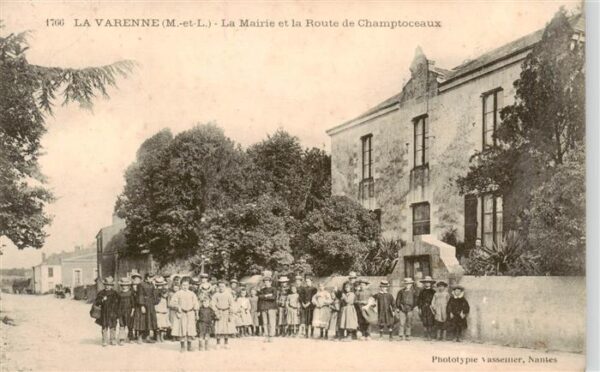 La Varenne 49 Maine-et-Loire La Mairie et la Route de Champtoceaux