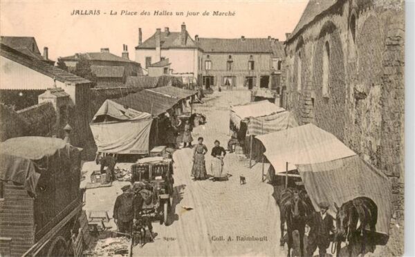 Jallais 49 Maine-et-Loire La Place des Halles un jour de Marche