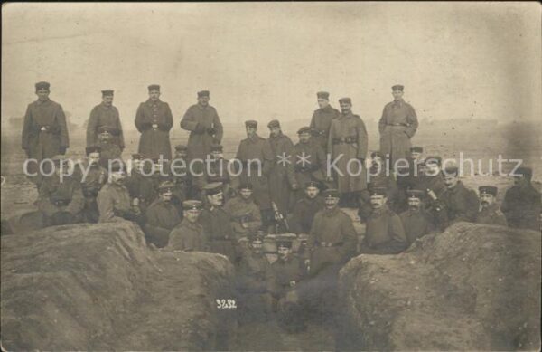 Militaria WK1 Soldaten im Schützengraben mit Handgran