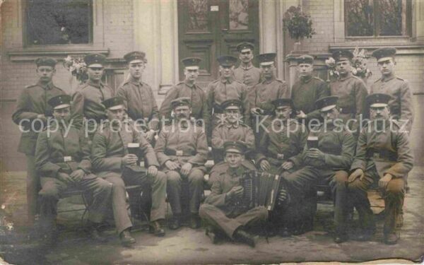 Militaria Soldatenleben Gruppenfoto WK1 Harmonika Bierkrug