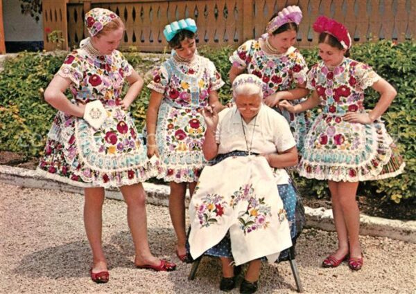 Kalocsa Mädchen in Volkstracht