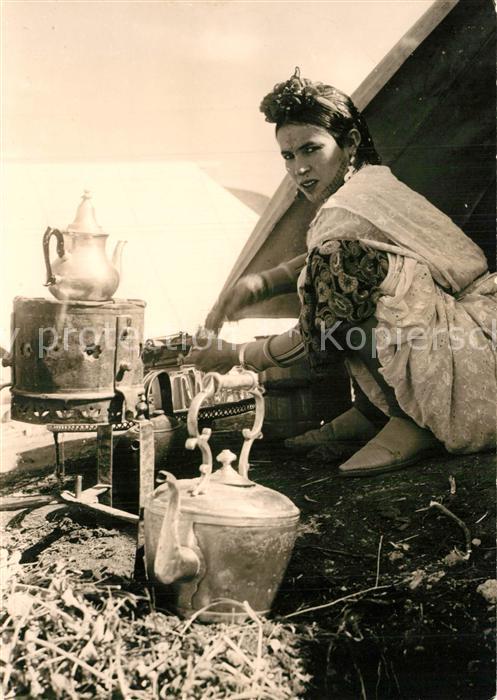 Casablanca Jeune femme marocaine preparant le the
