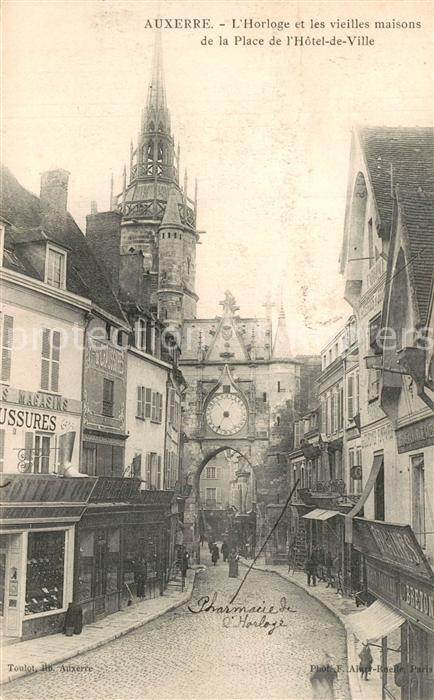 Auxerre Horloge et les vieilles maisons de la P
