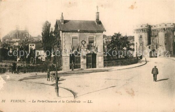 VERDUN Meuse Porte Chaussée et la Cathedrale