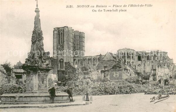 Noyon Oise Place de l_Hôtel de Ville Ruines Grande