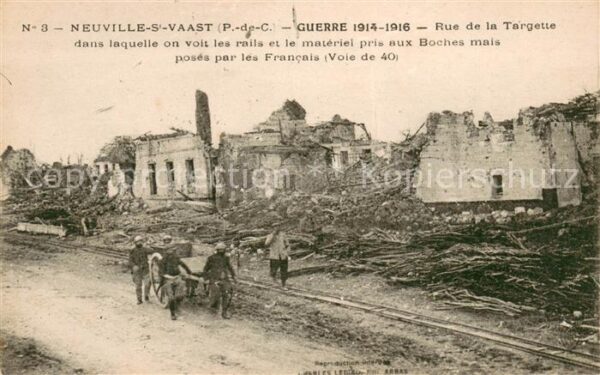 Neuville-Saint-Vaast Rue de la Targette dans laquelle on voi