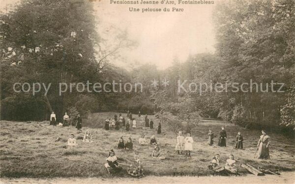 Fontainebleau Seine et Marne Pensionnat Jeanne d’Arc Une pelouse du