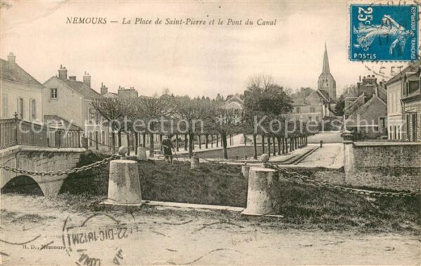 Nemours Seine-et-Marne La Place de Saint Pierre et le Pont du