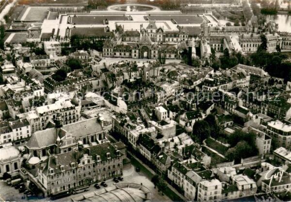 Fontainebleau Seine et Marne La ville avec au centre l’hotel de vill