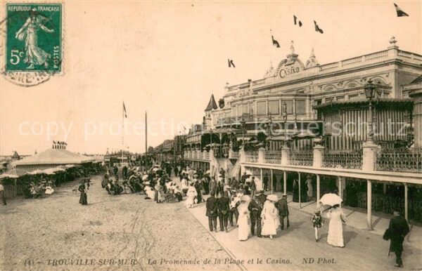 Trouville-sur-Mer Promenade de la plage et le casino