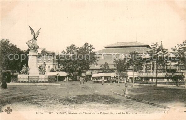 Vichy Allier Statue et Place de la République et le