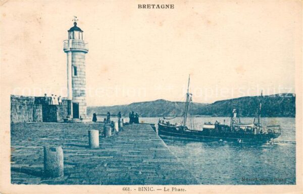 Binic Cotes d Armor Le phare Quai Bateau