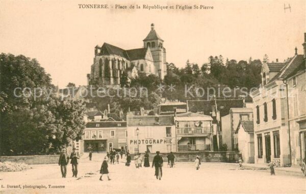 Tonnerre Place de la République Eglise Saint Pie