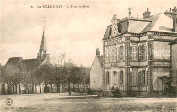 La Celle-Saint-Cyr Place publique Eglise Mairie
