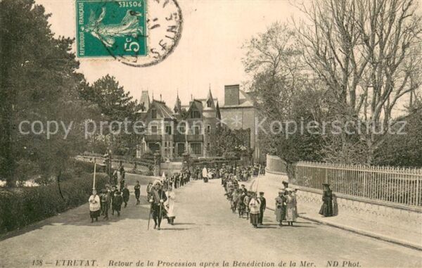 Etretat Retour de la procession après la bénédi