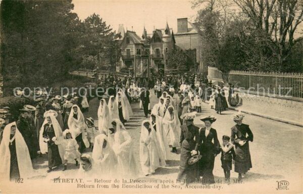Etretat Retour de la procession après la bénédi
