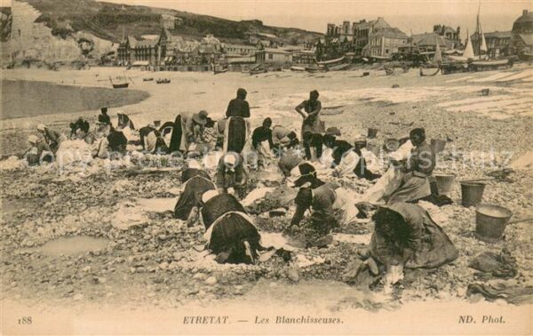 Etretat Les blanchisseuses sur la plage