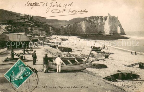 Etretat La plage et les Falaises d_Aval