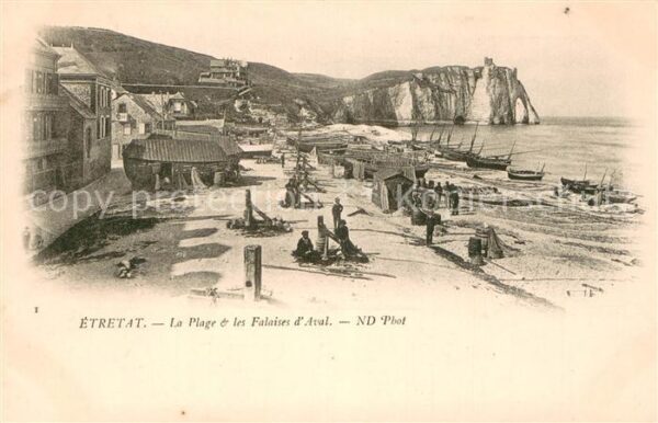 Etretat La plage et les Falaises d_Aval
