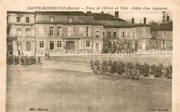 Sainte-Menehould Place de l’Hotel de Ville Defile d’un r