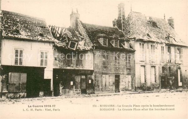 Soissons 02 Aisne La Grande Place apres le bombardement
