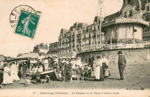 Cabourg Le Kiosque et la Plage a maree basse