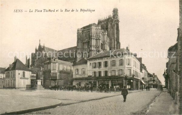 Sens 89 La Place Thenard et la Rue de la Republ