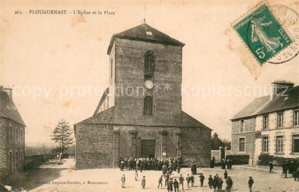 Plouguenast Eglise et la Place