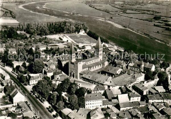 Tournus Abbaye et l’Eglise St Philibert Vue aer